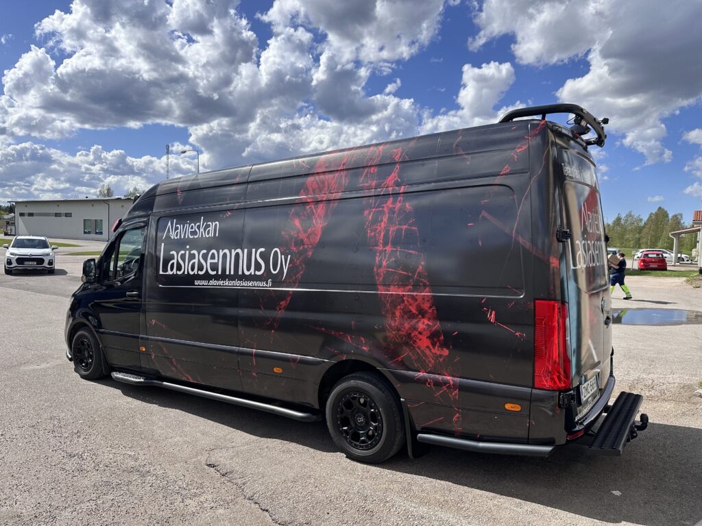 Alavieskan Lasiasennus Mercedes Sprinter teippaus