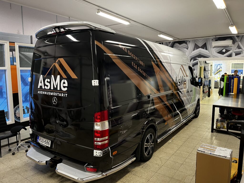 AsMe Asennusmestarit Mercedes Sprinter teippaus työpajassa