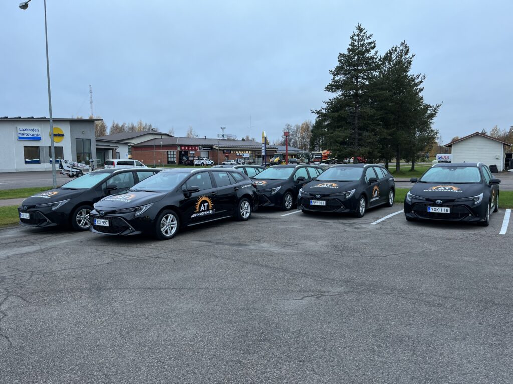 AT Autokoulu Toyota Corolla -laivasto teippaus