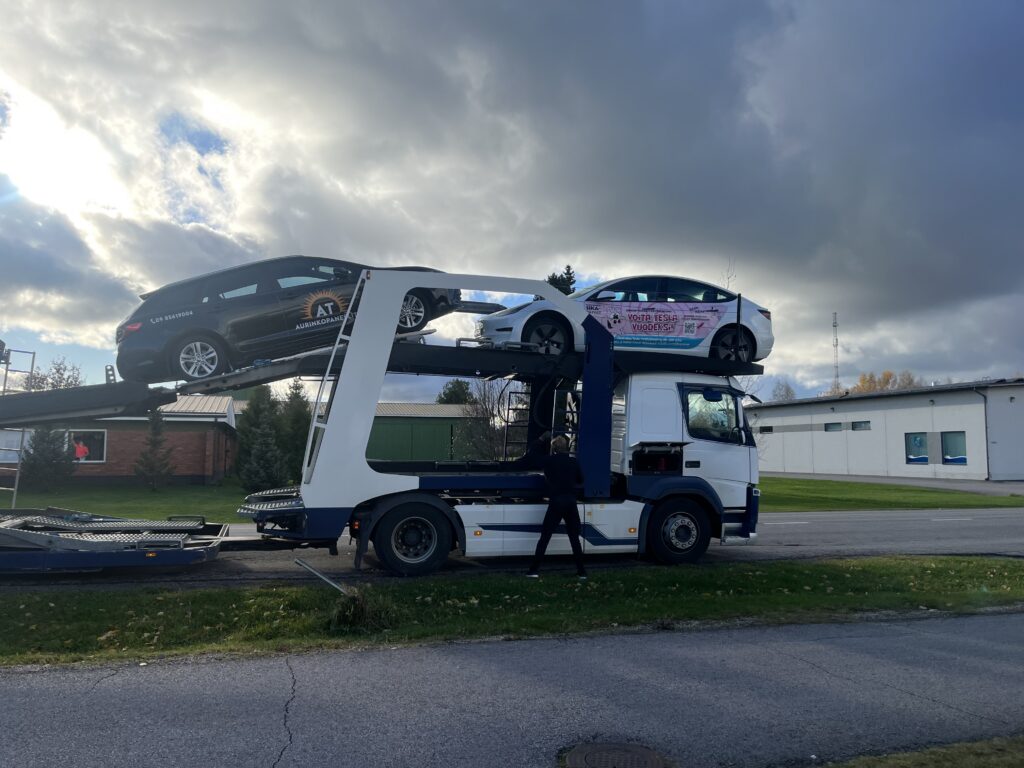 Autokuljetusrekka teipatut autot