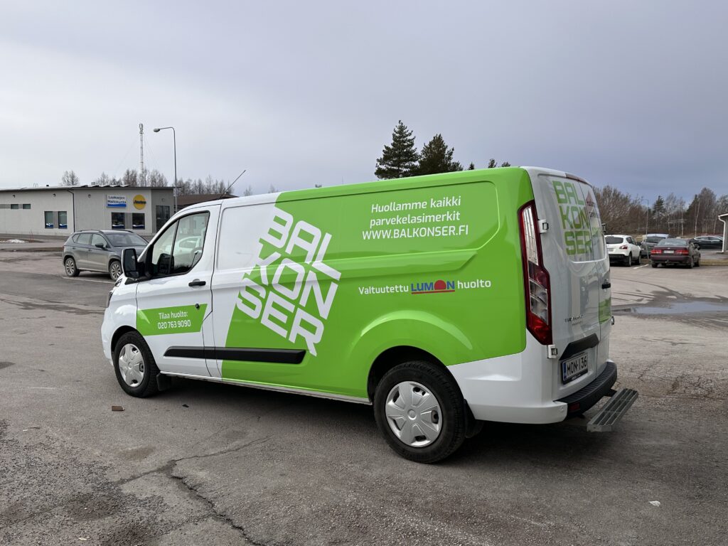 Balkonser Ford Transit teippaus sivusta