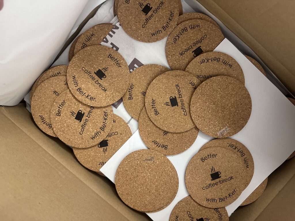 Betker-korkkiset lasinalustat laatikossa