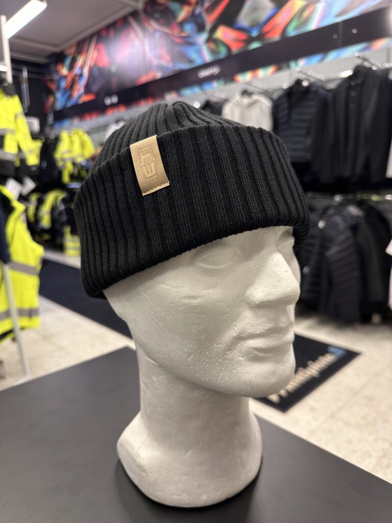 BT logopipo musta mallinukke edestä