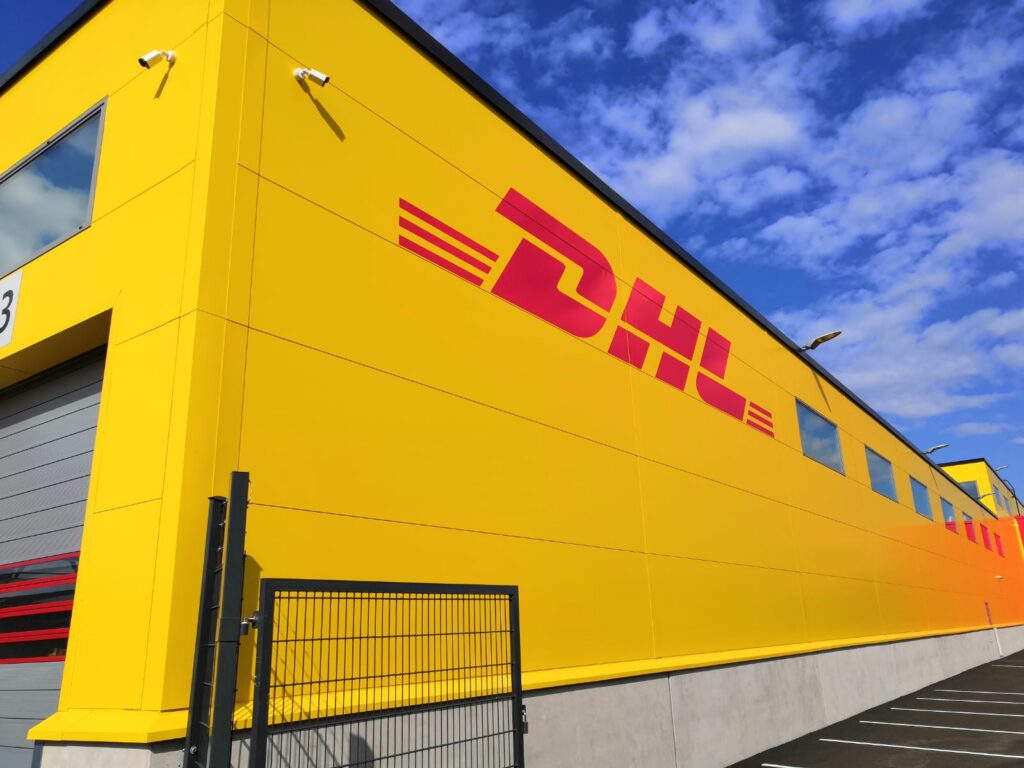 DHL-varastohalli seinäteippaus