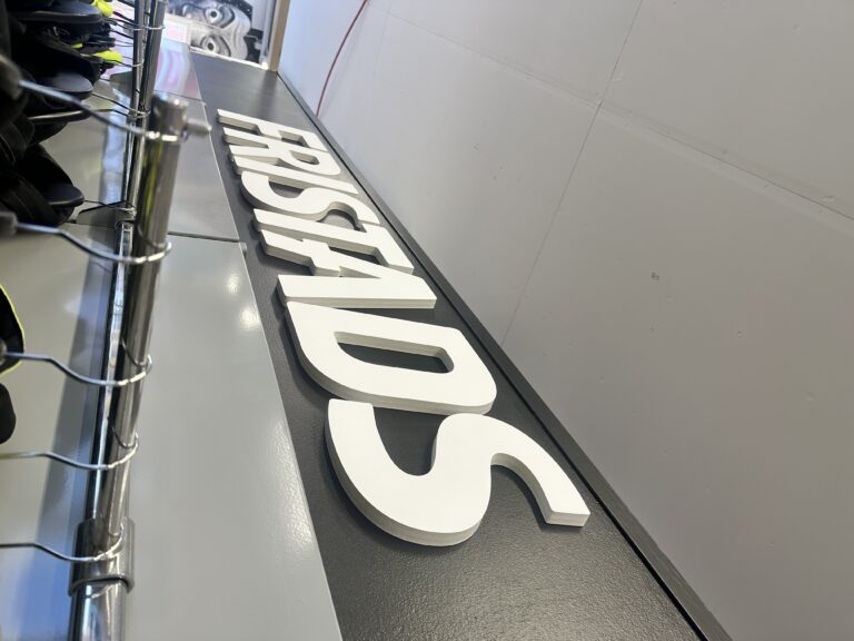 Fristads-brändin 3D-kohokirjaimet liiketilan julkisivussa