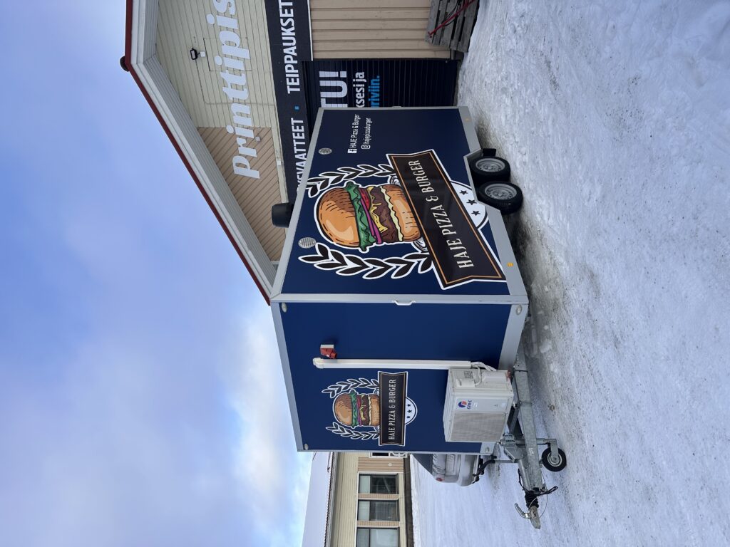 Haje Pizza & Burger ruokavaunu Printtipiste-myymälän edessä