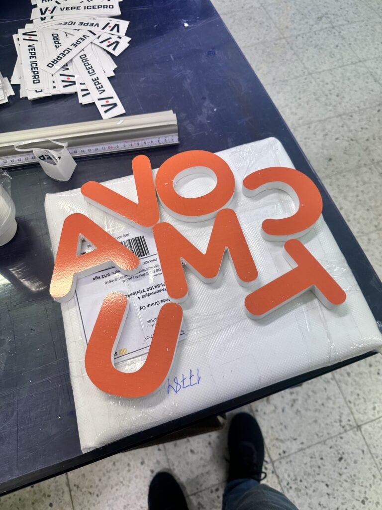 Irtokirjaimet oranssit 3D tuotanto