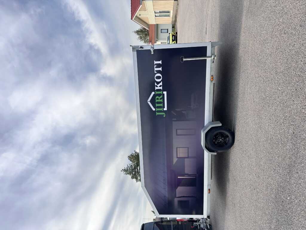 Jiiri Koti peräkärryn teippaus sivusta