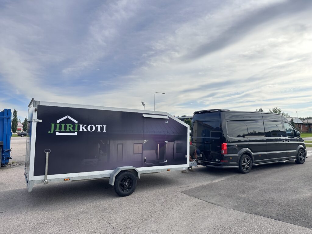 Jiiri Koti peräkärry pakettiauton perässä