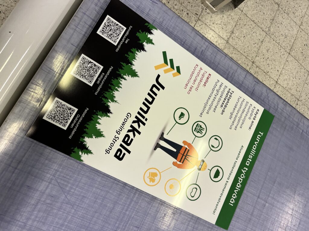 Junikkala esite tulostuspöydällä