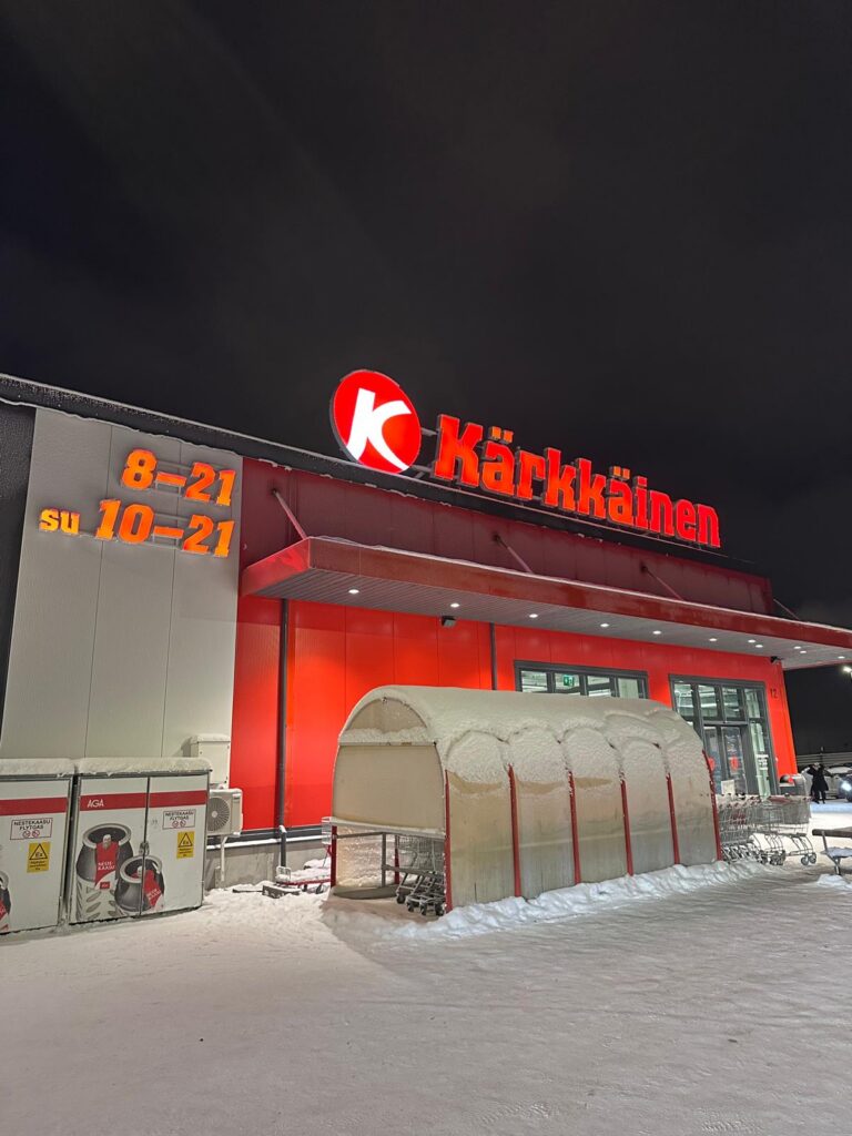 Kärkkainen julkisivu talvi-iltana 2