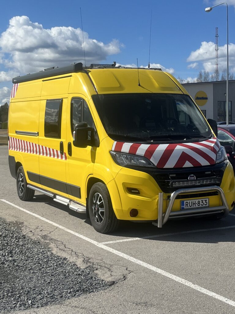 Keltainen Fiat Ducato huoltoauto teippaus