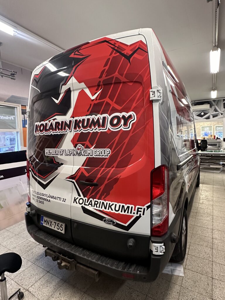 Kolarin Kumi Ford Transit teippaus takaa