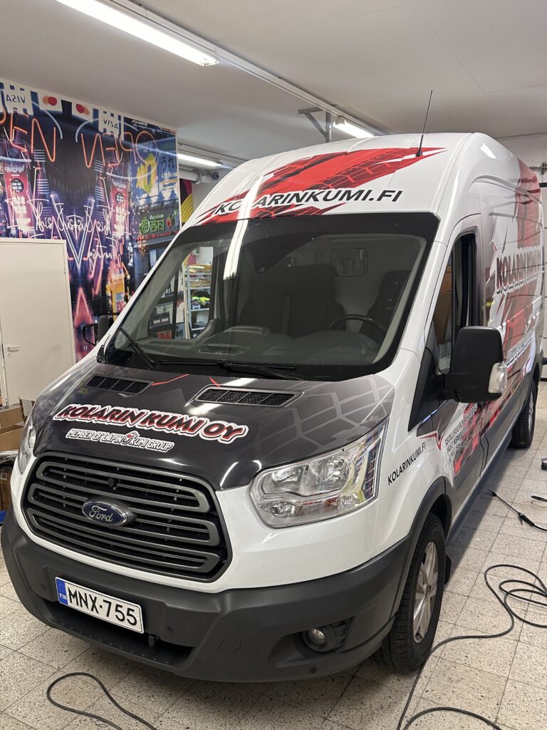 Kolarin Kumi Ford Transit teippaus työpajassa