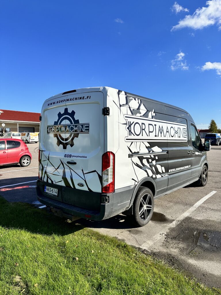 Korpimachine pakettiauto teippaus