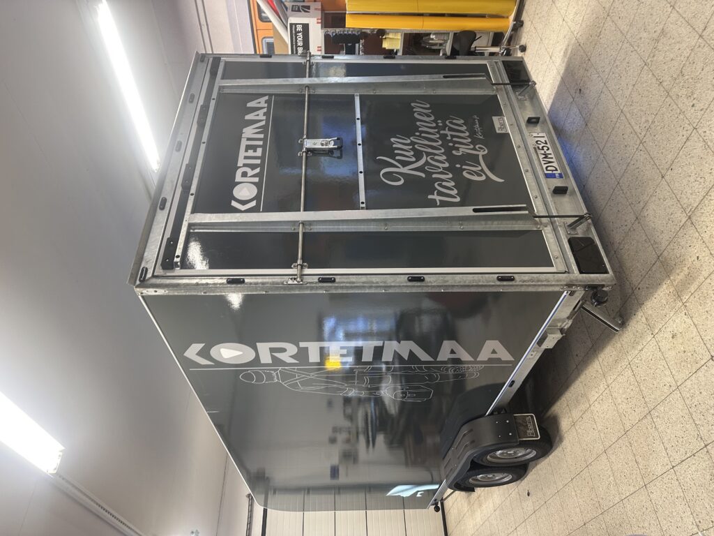 Korteimaa peräkärryn teippaus hallissa