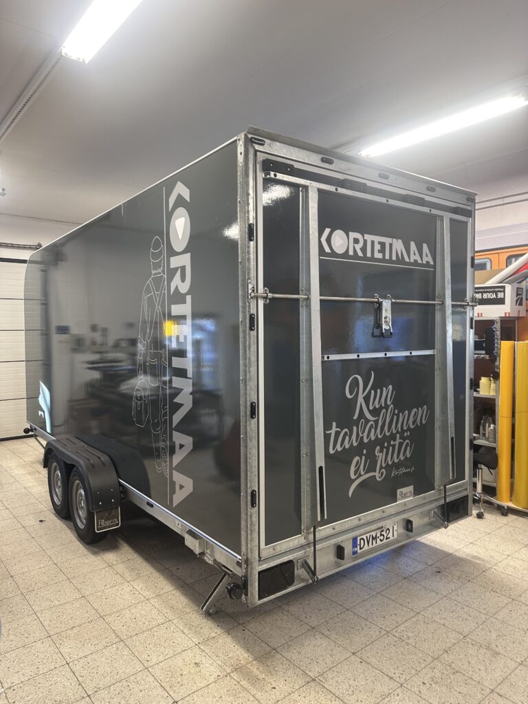 Kortetmaa peräkärry teippaus työpajassa