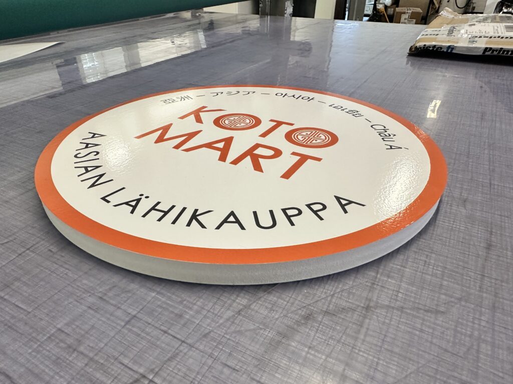 Koto Mart pyöreä kyltti