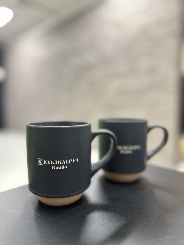 Kyläkauppa Rautio -logopainetut mukit