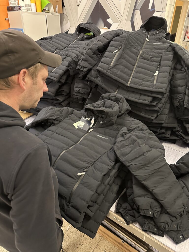 Kymppiplussi toppatakkeja tuotannossa