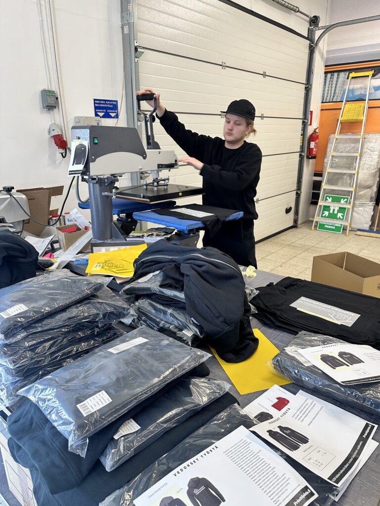 Lämpöpainatus työntekijä tuotannossa