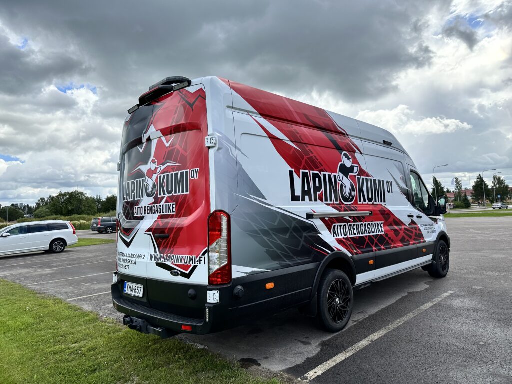 Lapin Kumi Ford Transit teippaus parkkipaikalla