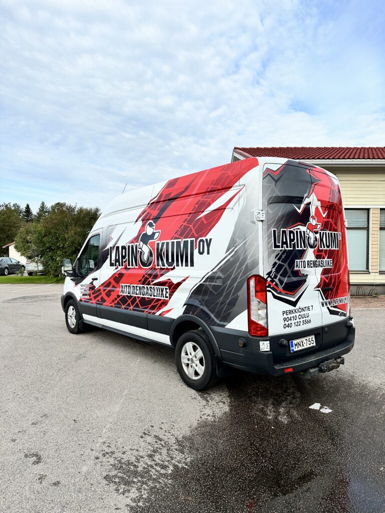 Lapin Kumi Ford Transit teippaus takaa