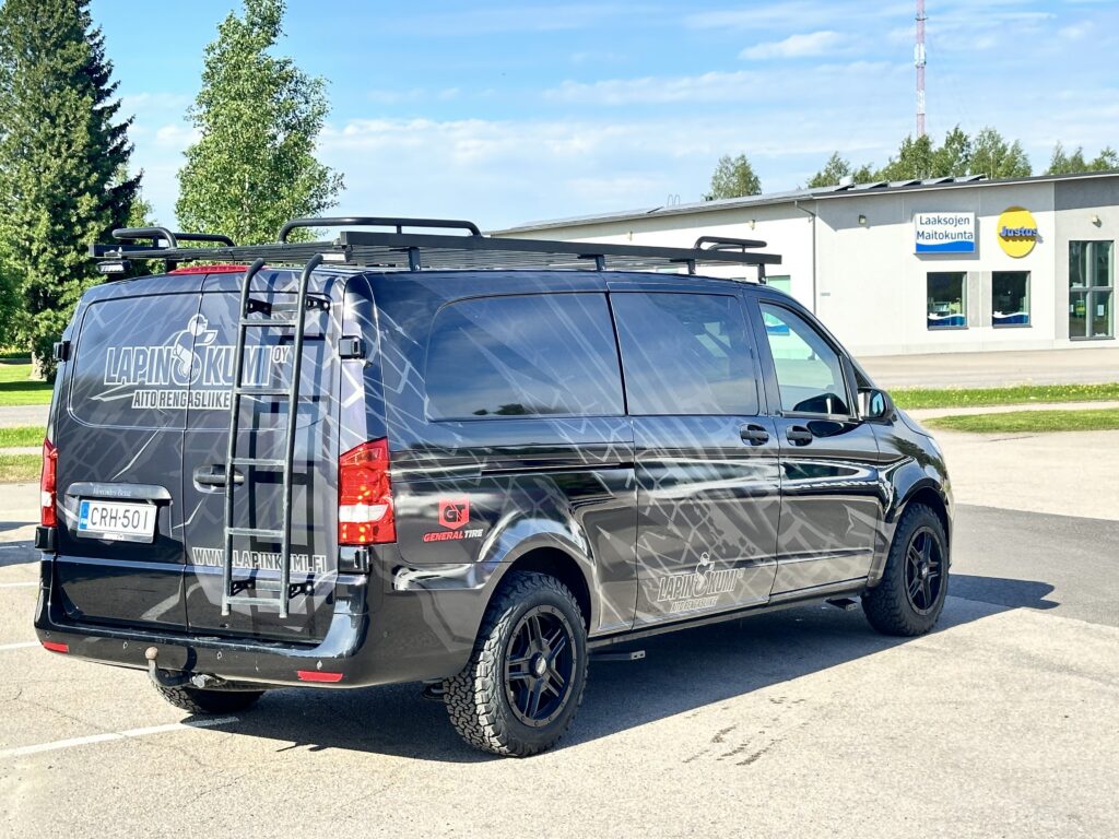Lapin Kumi Mercedes Vito tumma teippaus