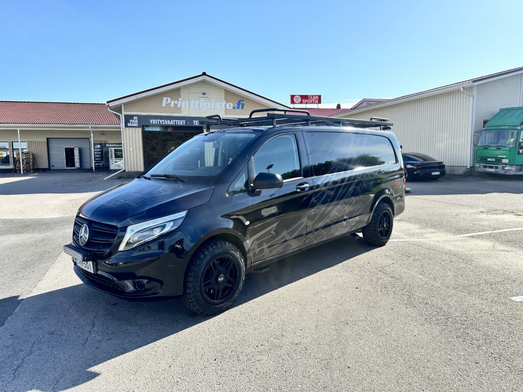 Lapin Kumi Mercedes Vito tumma teippaus edestä
