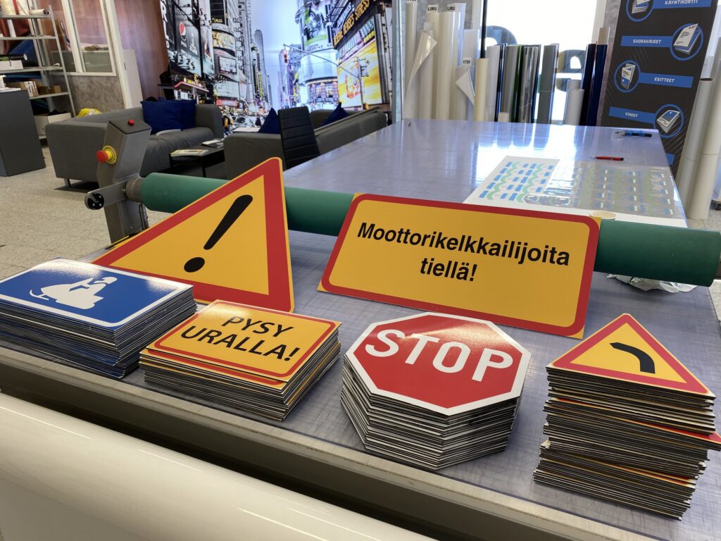 Liikennemerkit ja varoituskyltit tuotanto