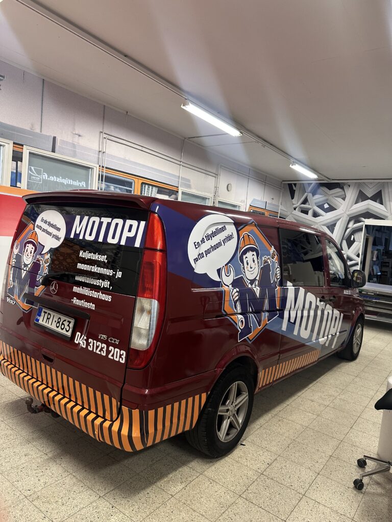 Motopi pakettiauto teippaus työpajassa