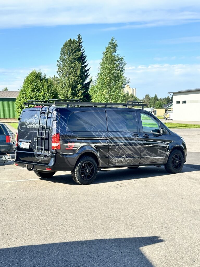 Musta Mercedes Vito tumma teippaus