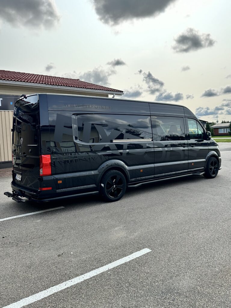 Musta Volkswagen Crafter tumma teippaus
