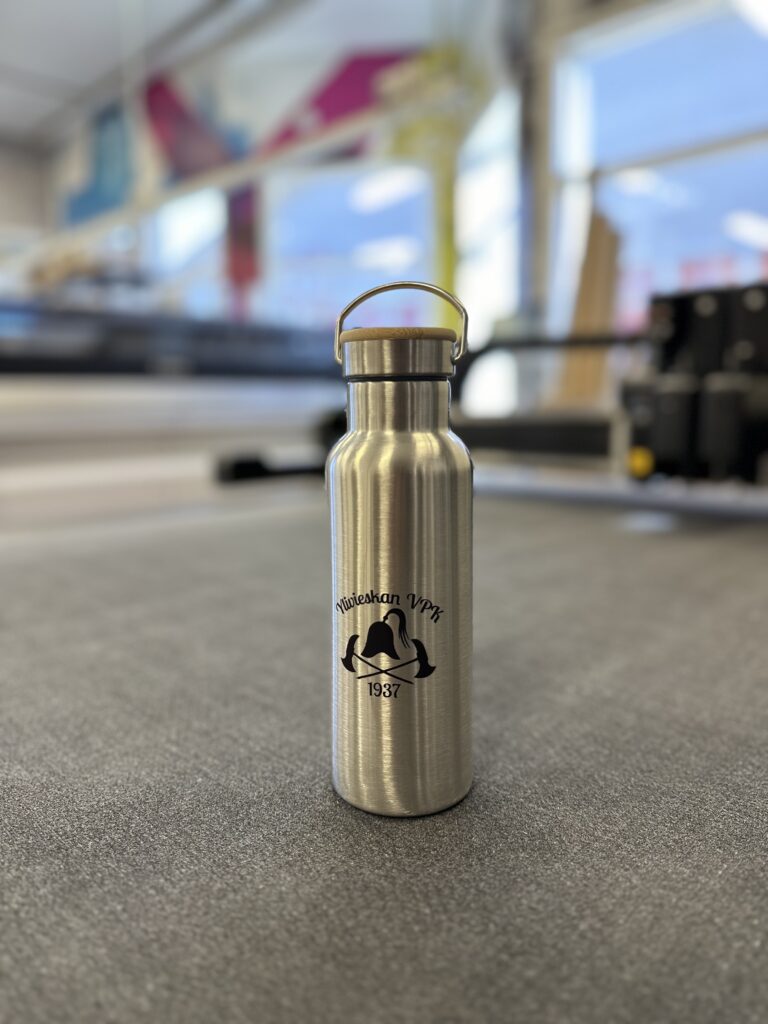 Nivieskan VPK teräksinen juomapullo pöydällä