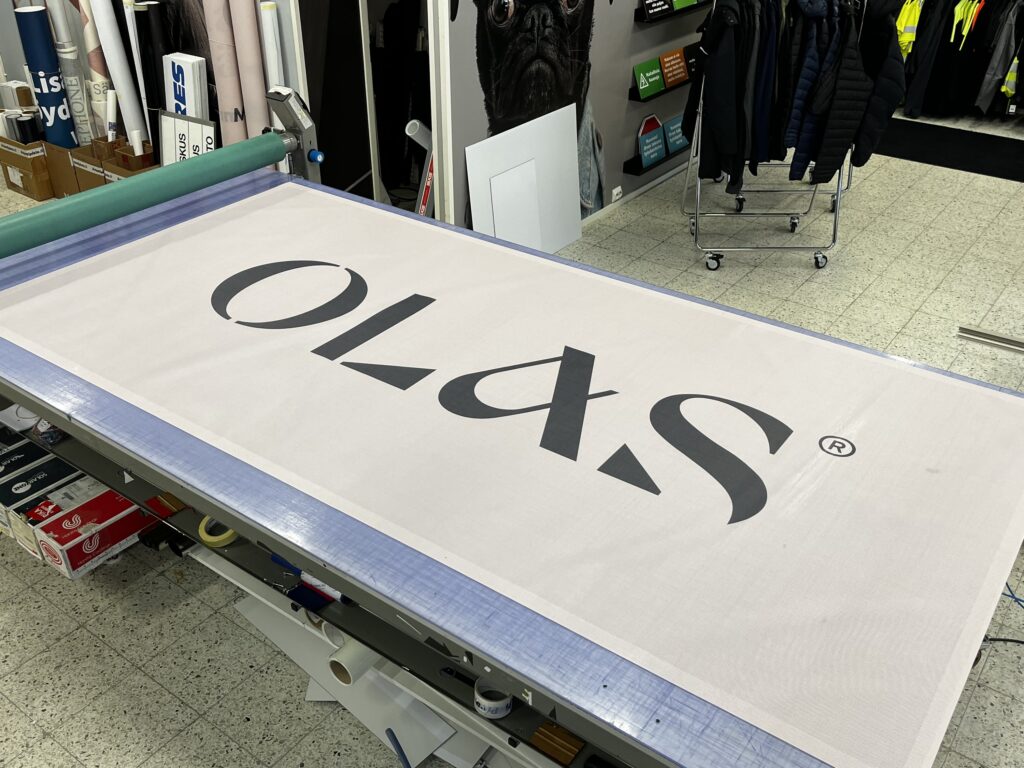 Olas banderolli tuotantopöydällä