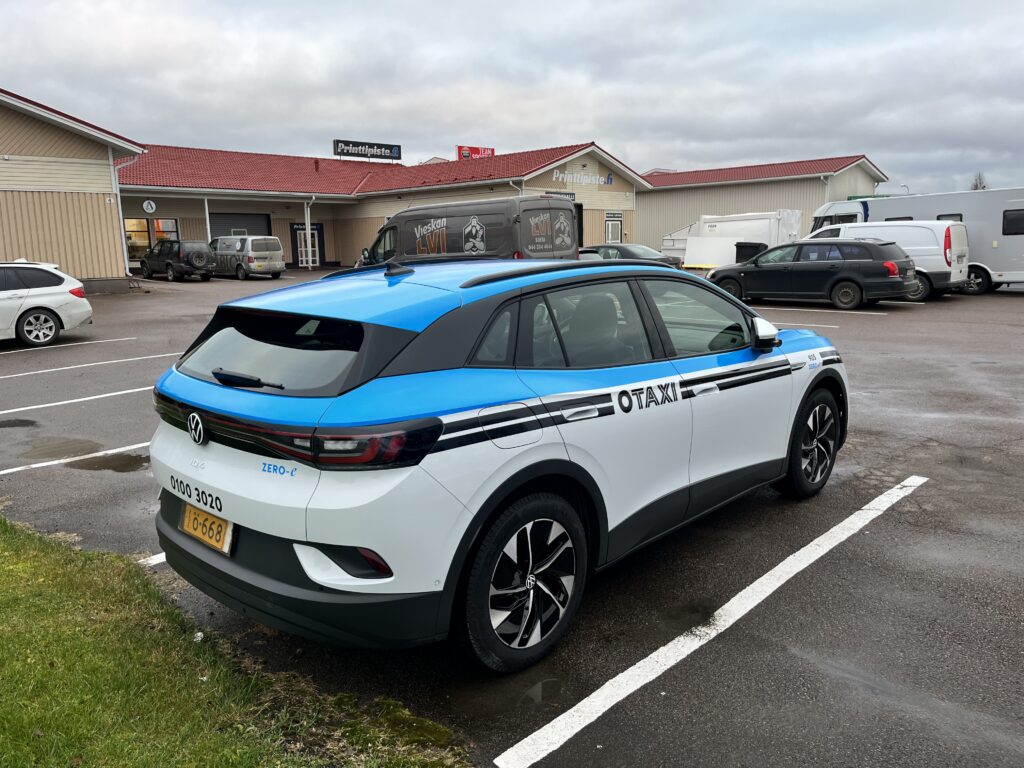 OTaxi Volkswagen ID.4 sähkötaksi teippaus