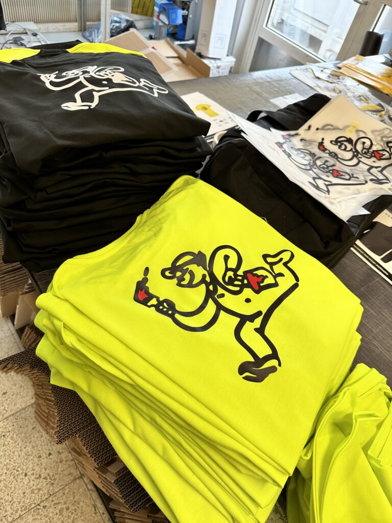 Painetut t-paidat neon ja musta pinot