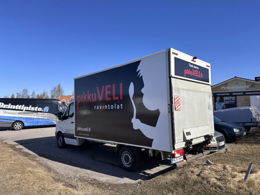 PikkuVeli Ravintolat Mercedes Sprinter teippaus