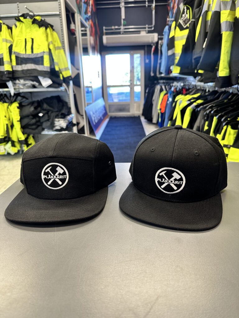 Plakkarit lippikset kaksi mallia