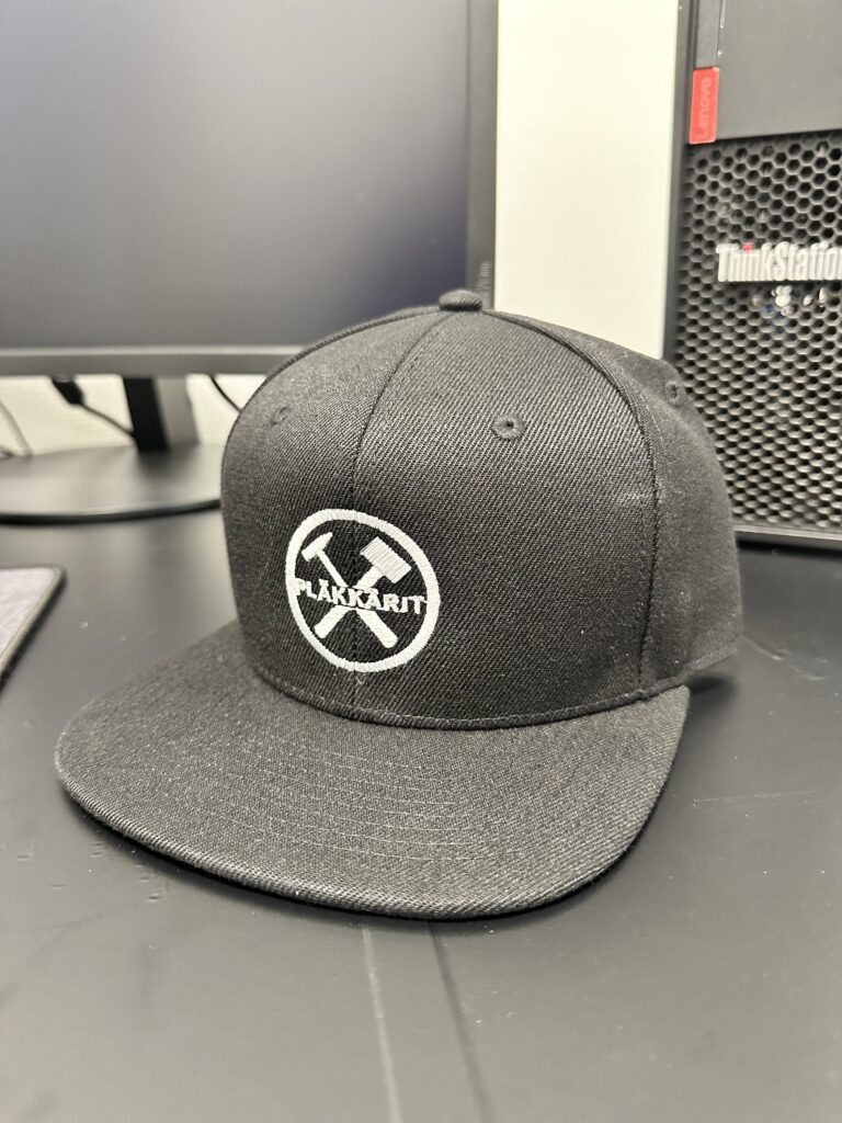 Plakkarit lippis musta lähikuva