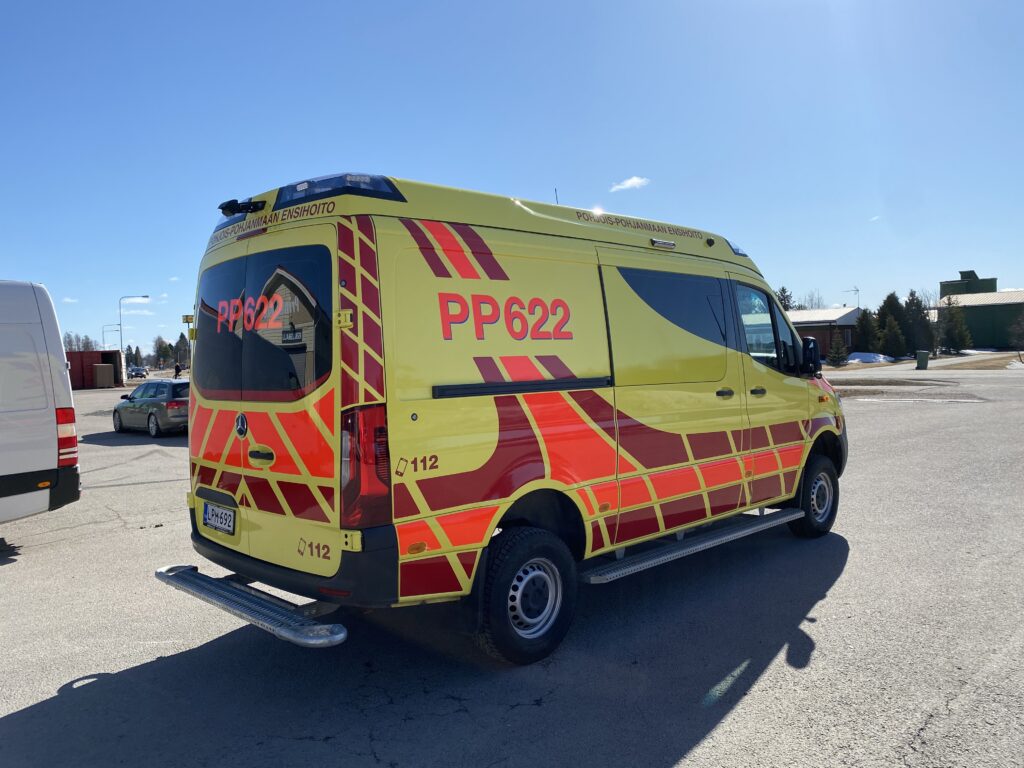 Pohjois-Pohjanmaan Ensihoito ambulanssi teippaus