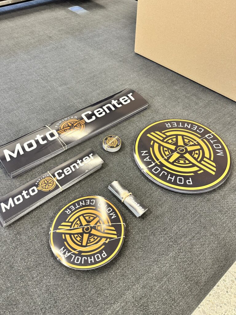 Pohjolan Moto Center kyltit ja tarrat