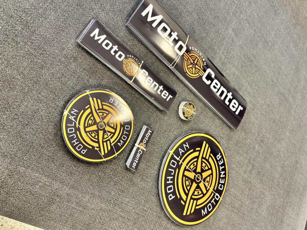 Pohjolan Moto Center tarrat kulmakuva