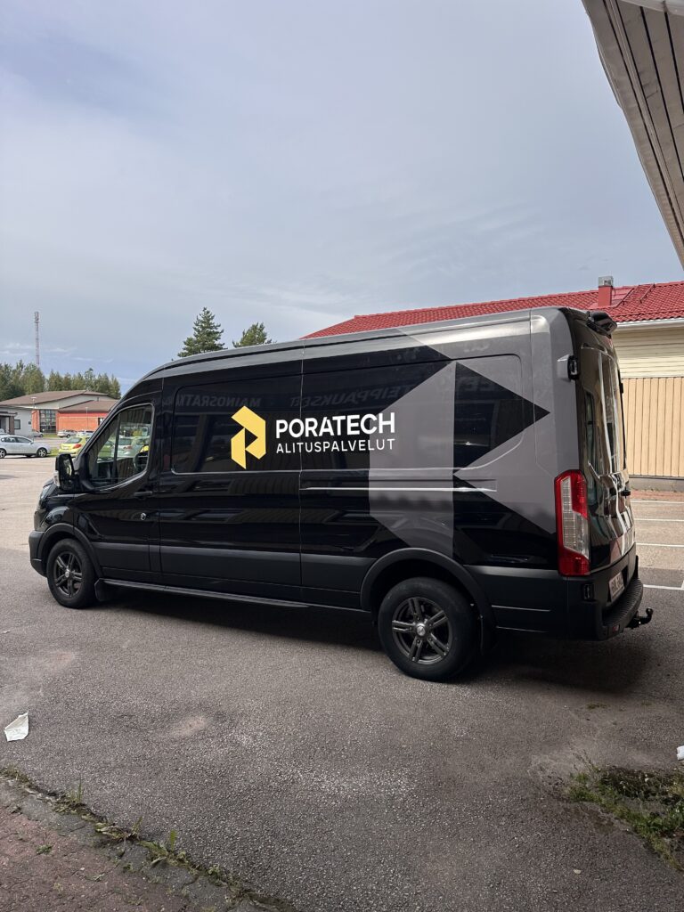 Poratech Alituspalvelut pakettiauto teippaus