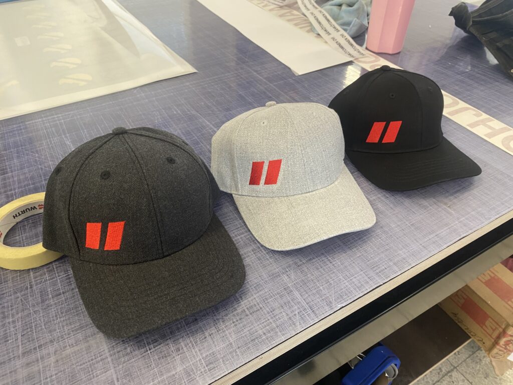 Punaiset logolippikset kolme väriä