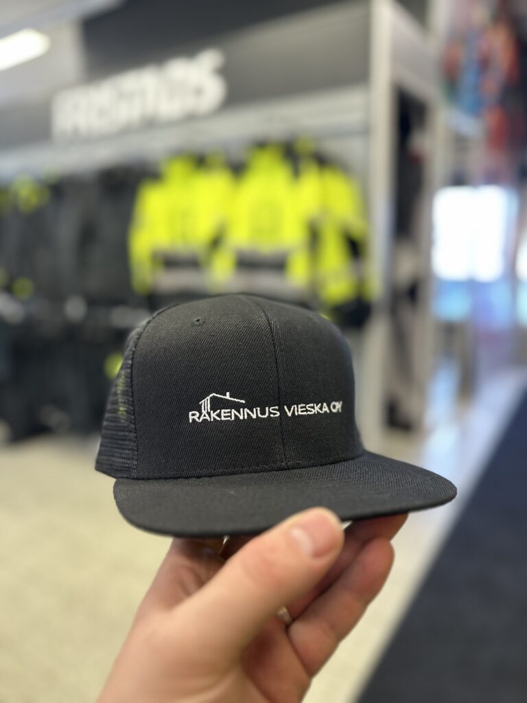 Rakennus Vieska lippis kädessä