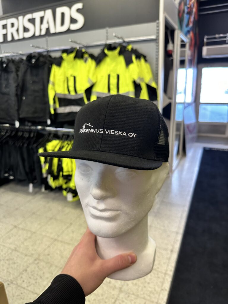 Rakennus Vieska lippis mallinuken päässä