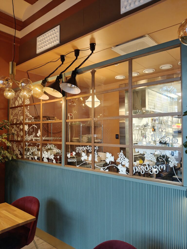 Ravintolan lasinäkymä viinirypäle