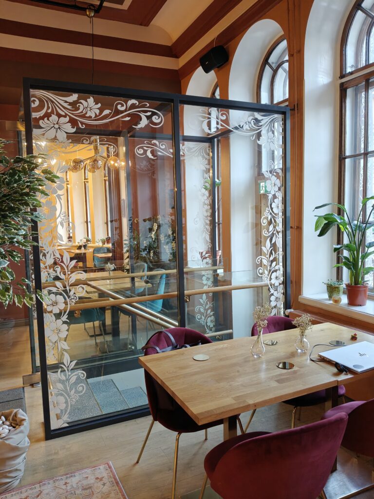 Ravintolan lasitilanjakaja kukkakuvio 2