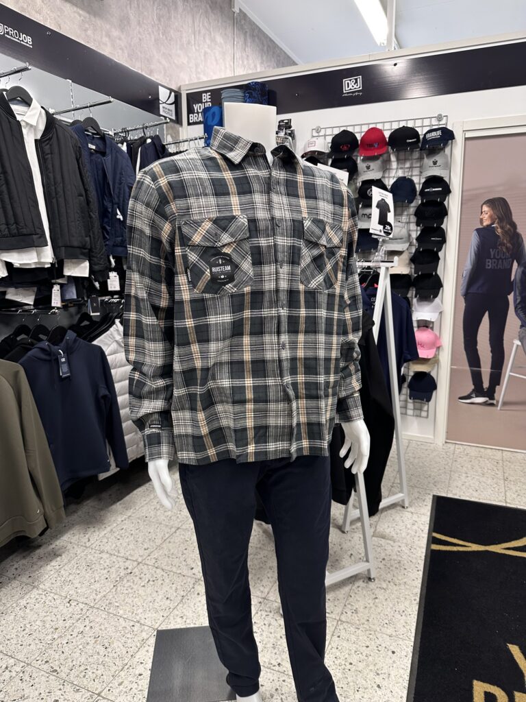 RusTeam flanellipaita mallinukke edestä